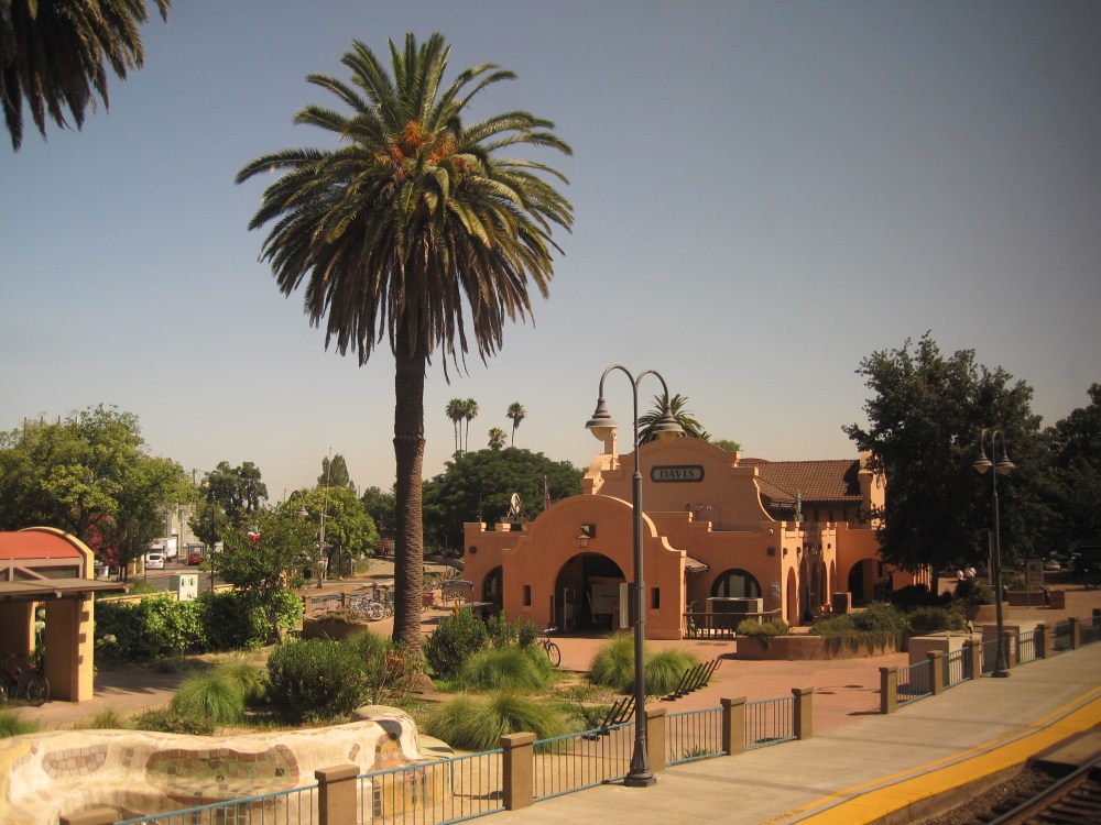 train-davis-station